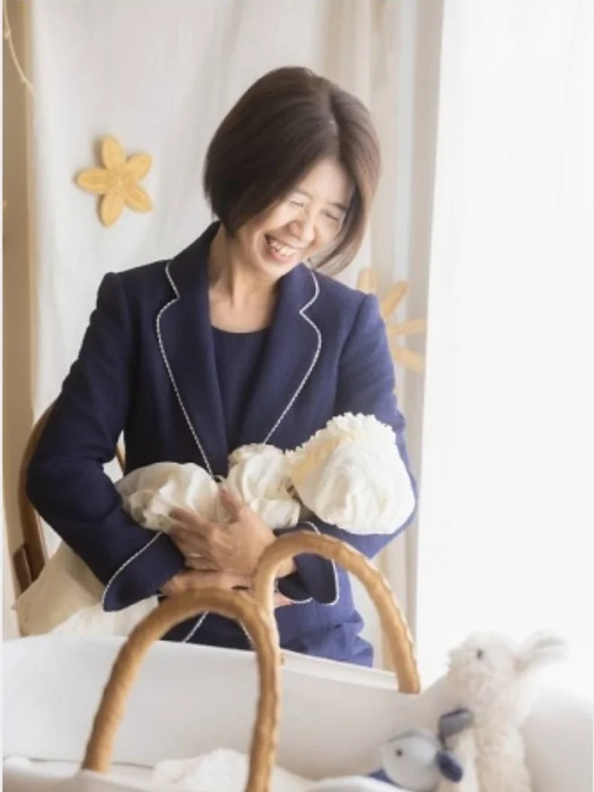 お母さんのそばで赤ちゃんにミルクをあげる育児ケアシッター